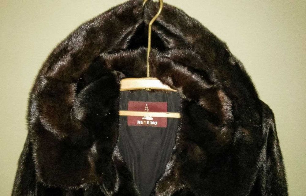 Норковая шуба с капюшоном, сзади разрез