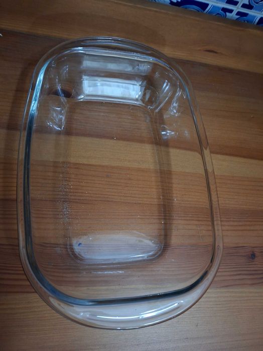 Travessa ou assadeira de vidro retangular com pega