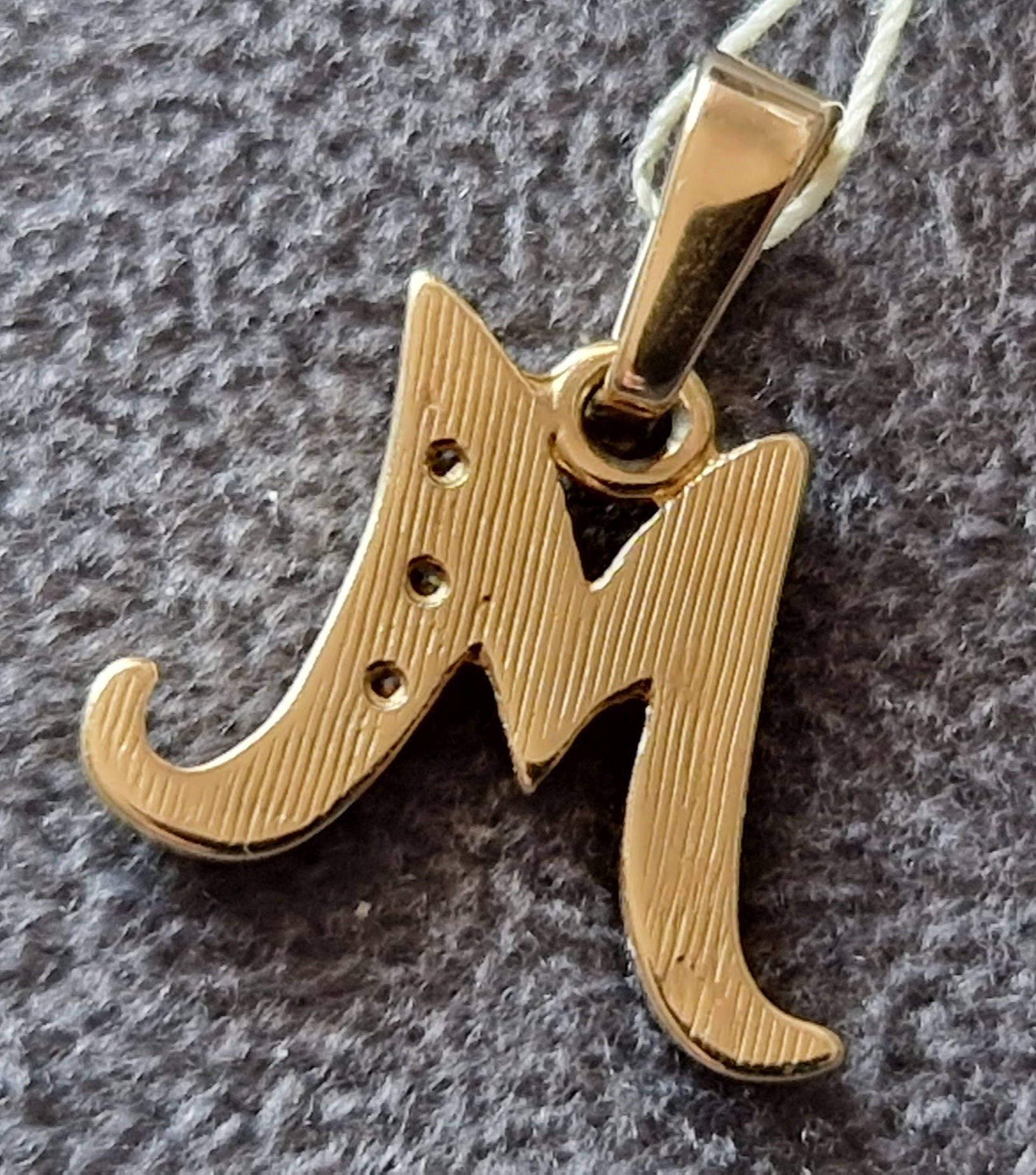 Nowa złota literka M firmy Apart pr. 585 z metką