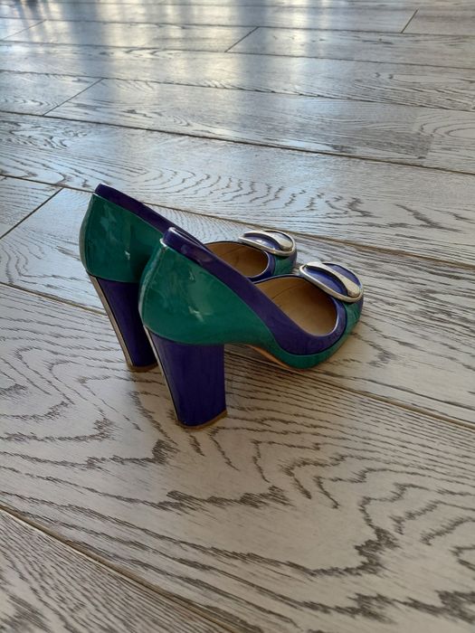 Вживані туфлі, кольорові