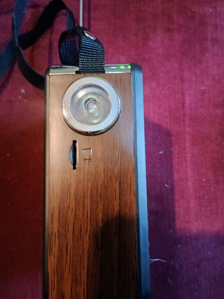 Radio, głośnik bluetooth , czytniki kart sd , flash i power bank
