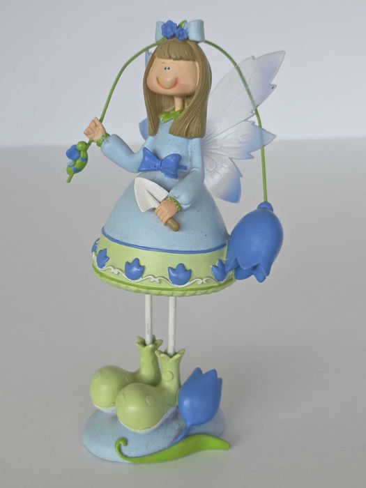 Figura Decorativa Fada Azul com Flores – Resina Pintada à Mão