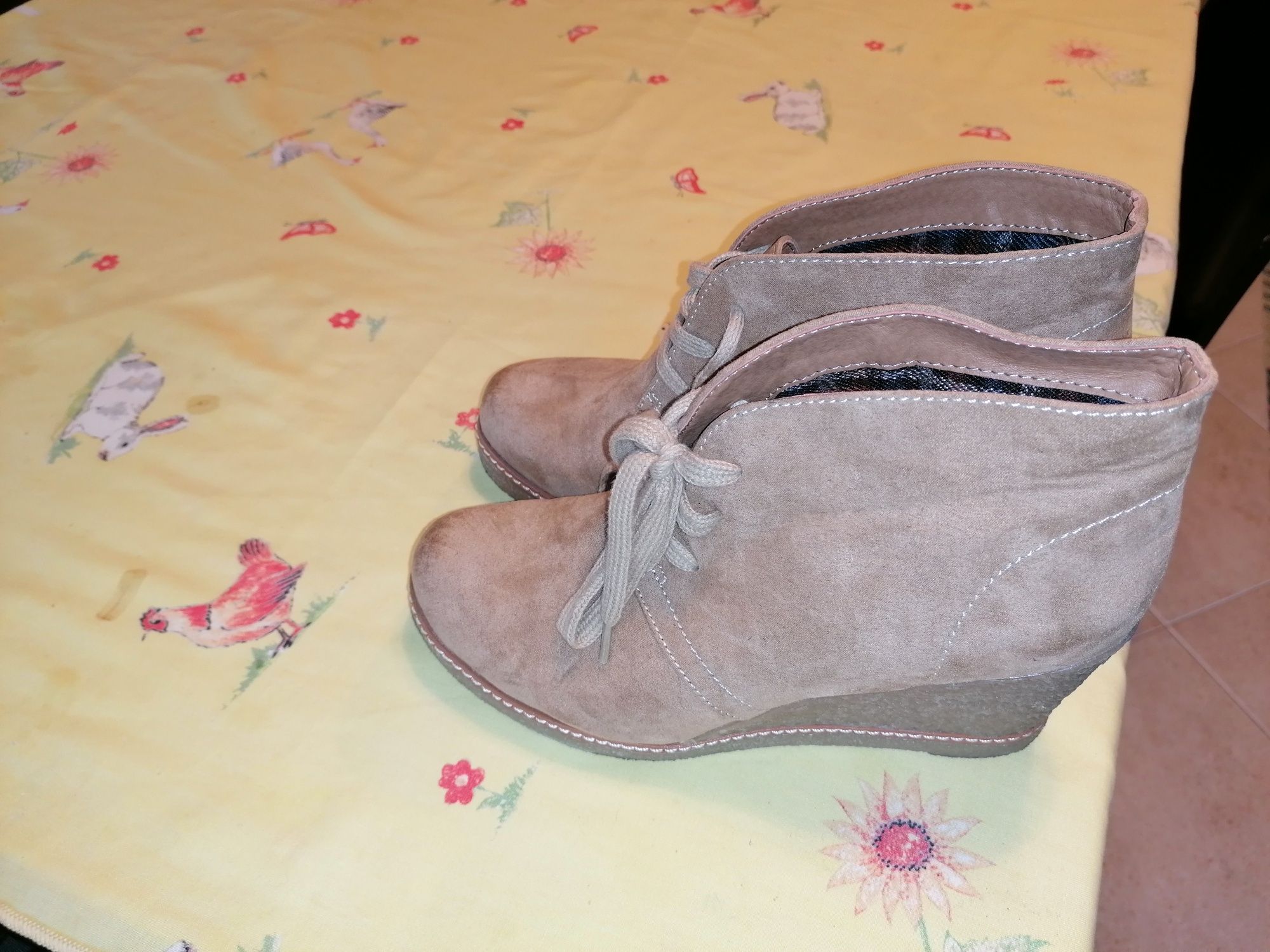 Botins camel salto de cunha