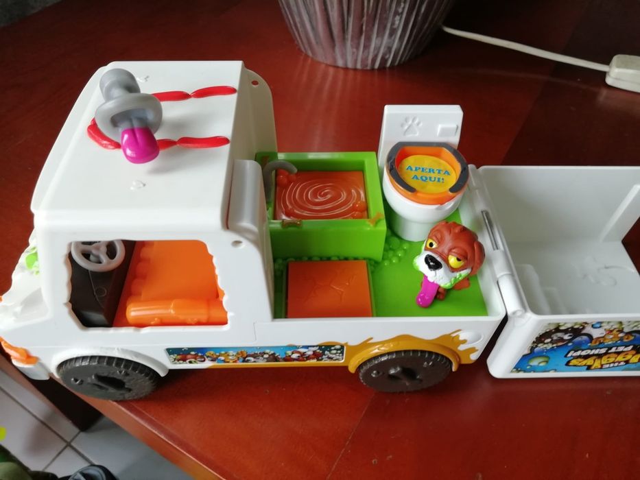 Carrinha The Ugglys Pet Shop