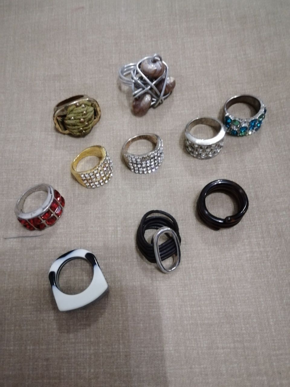 Colares, pulseiras, brincos e anéis