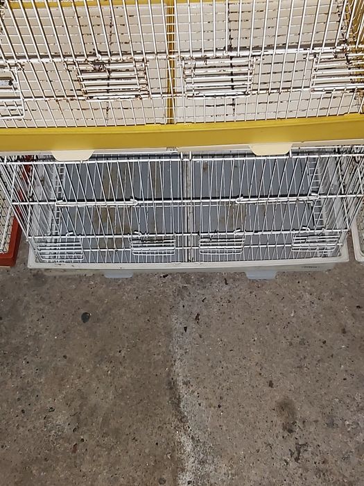 Gaiolas com marcas de uso