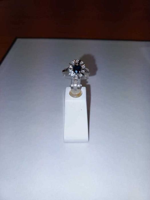 Pierścionek z białego złota Au750 z szafirem0,65ct i diamentami 0,20ct