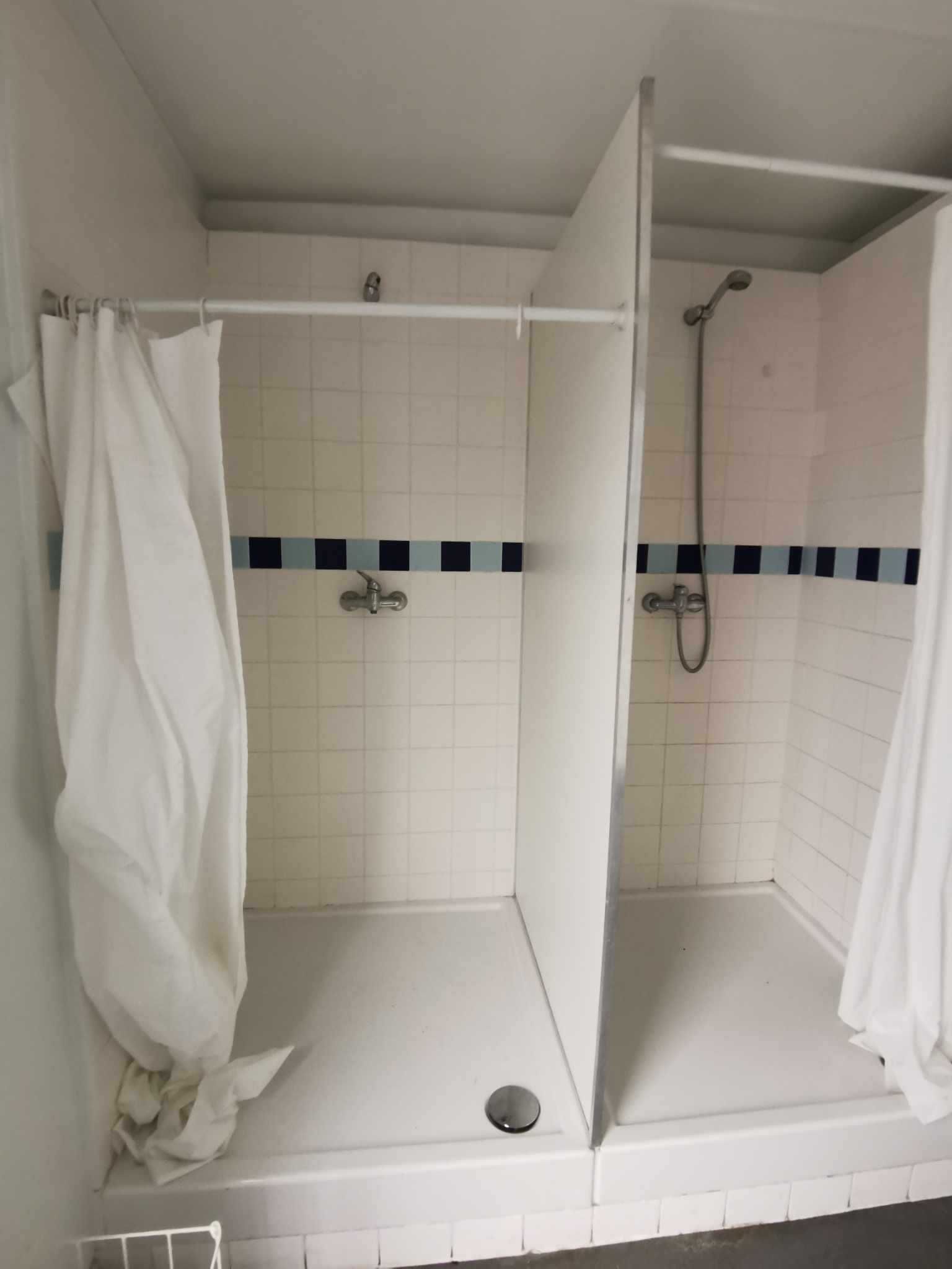 Kontener sanitarny z WC, umywalkami i prysznicami - stan bardzo dobry