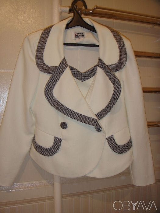 Набір жіночих костюмів розмір L/48.