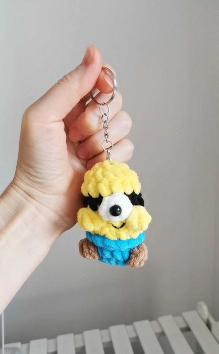Minionek na szydełku, breloczek handmade