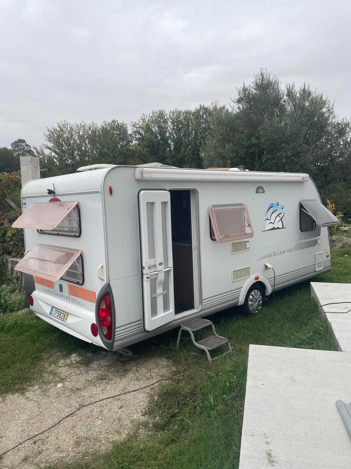 Caravana completamente nova com pouco uso - KNAUS SUDWIND