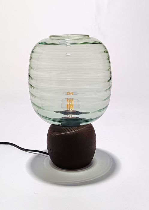 Candeeiro mesa com abajur em vidro verde e base em madeira
