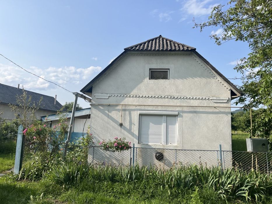 Продається земельний участок з будинком