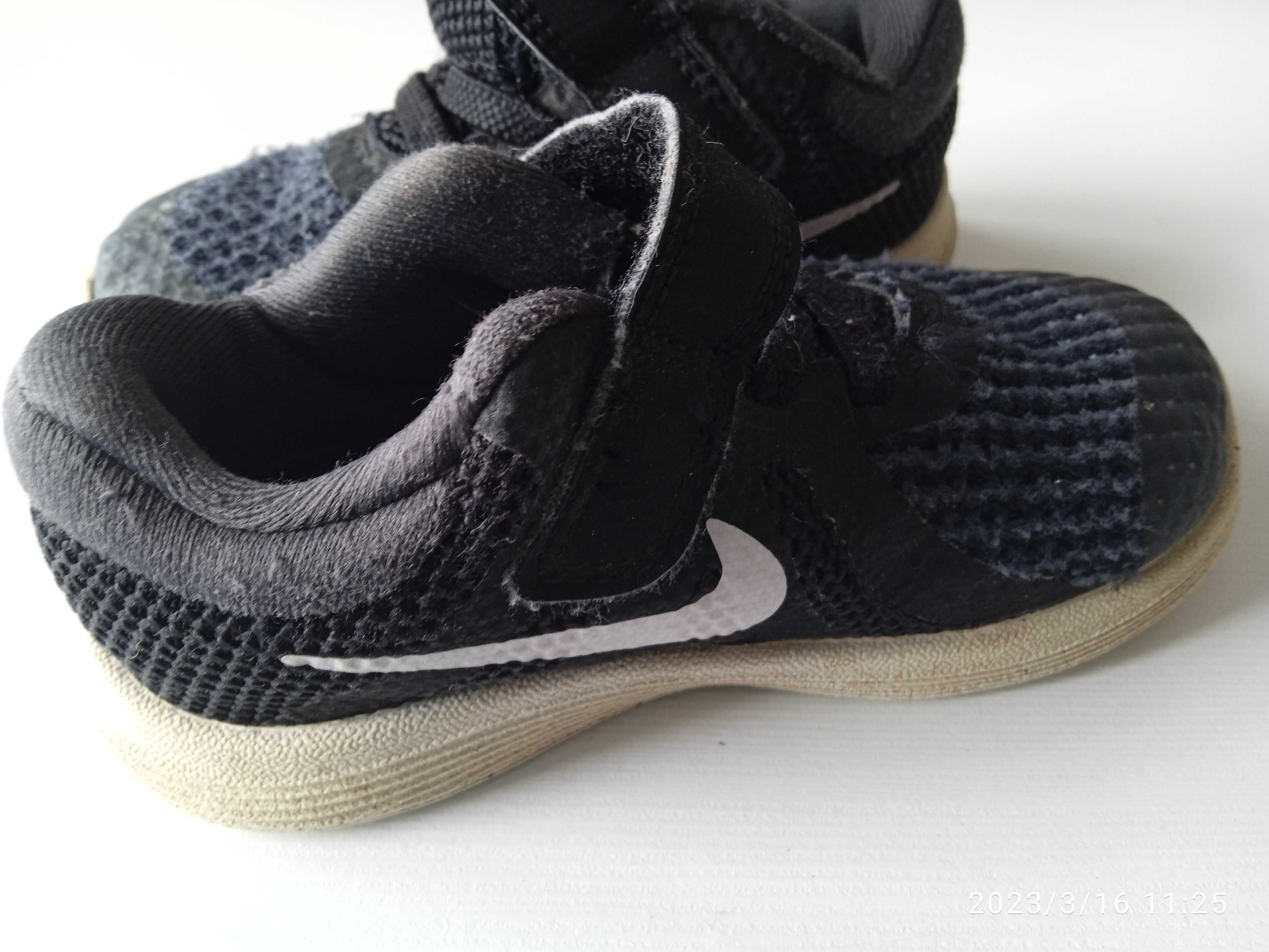 Buty dziecięce firmy Nike rozm. 22  - 5,5