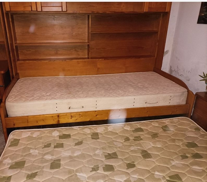 Cama e secretária quarto