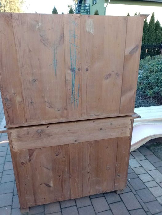 Kredens secesyjny w okleinie orzechowej