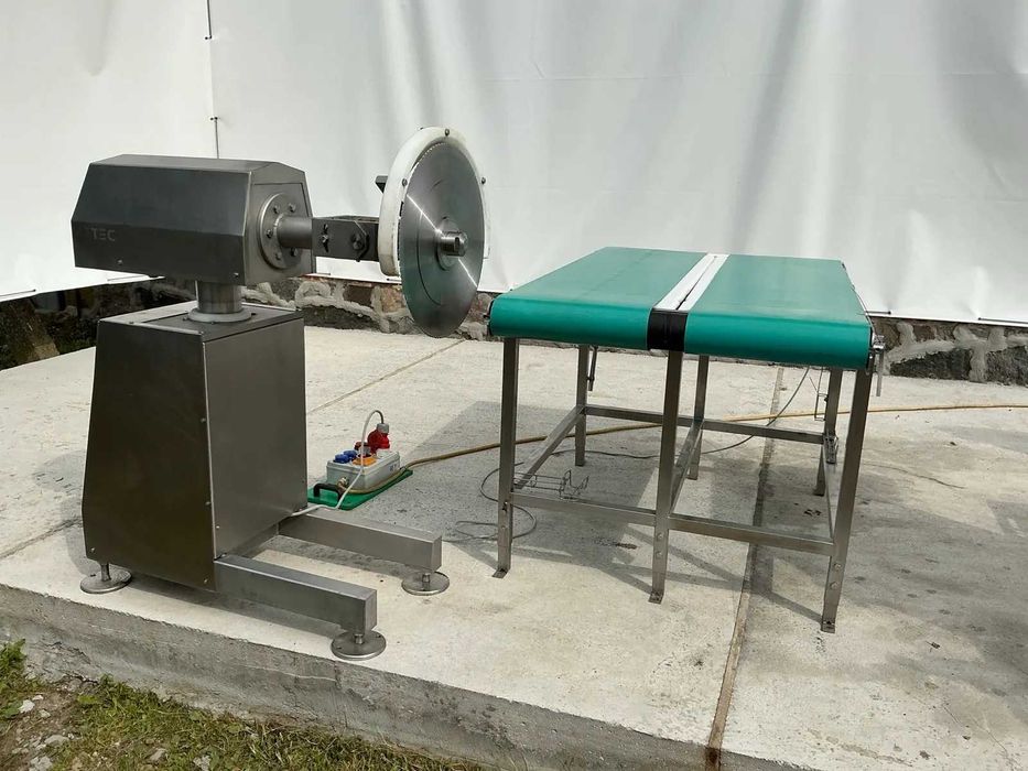 Piła do mięsa tarczowa ATTEC 500mm w komplecie z przenośnik taśmowy.