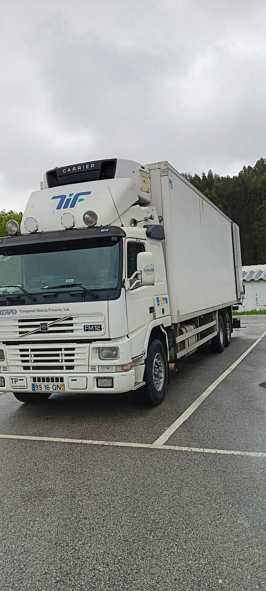 Volvo Camião frigorifico de três eixos com plataforma