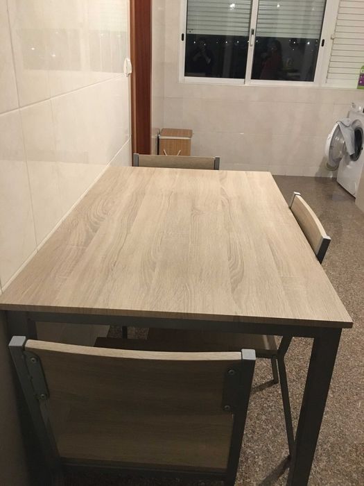 Mesa cozinha em melamina carvalho com quatro cadeiras