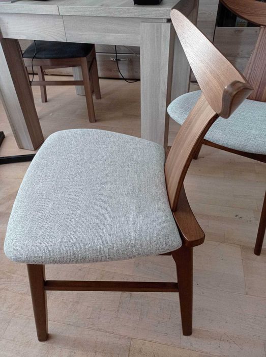 Zestaw dwóch krzeseł Henrico, nóżki orzech, szare siedzisko.