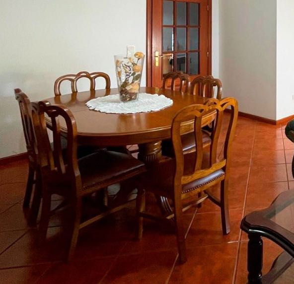 Conjunto de mesa com cadeiras