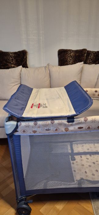 Łóżeczko turystyczne z moskitierą + materac + przewijak