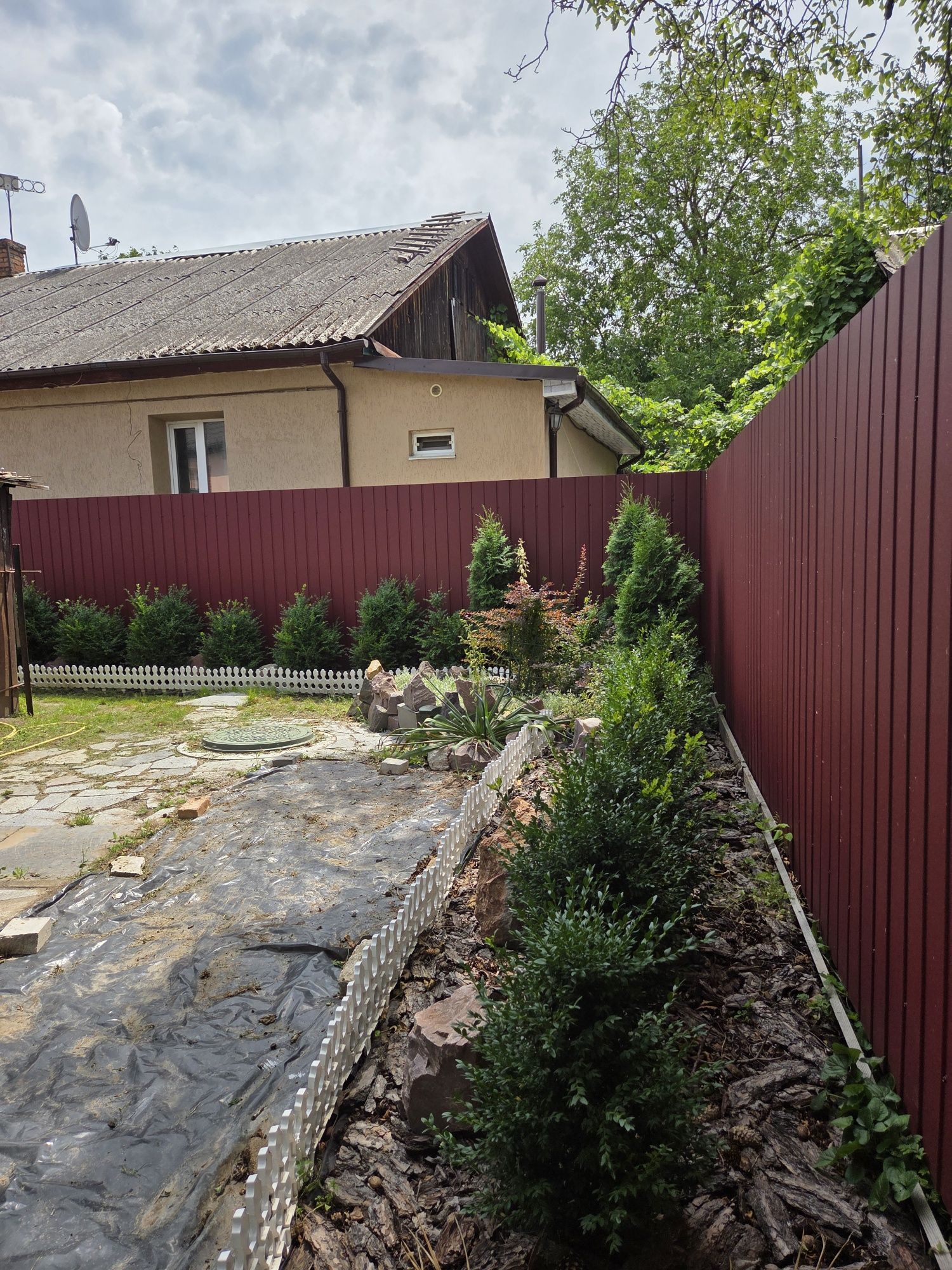 Продаж 2-кім частини будинку з ділянкою 5 сот в центр. частині міста