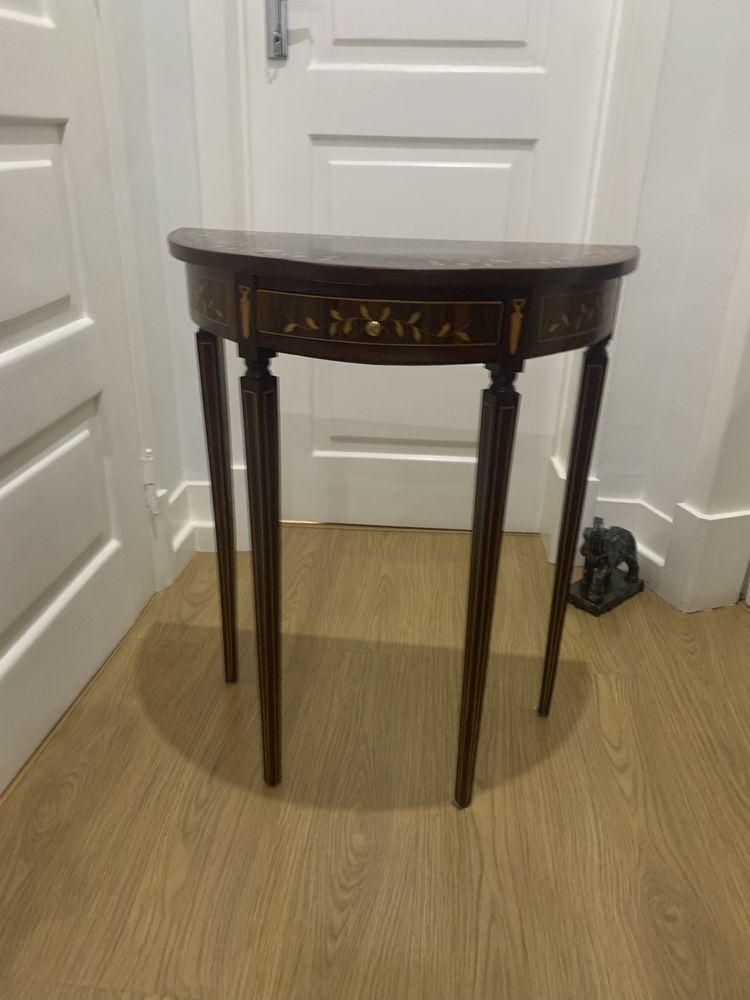 Mesa de meia-lua com embotidos em nogueira medidas 60x30 alt 74