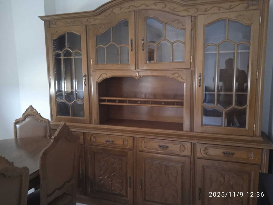 Mobilia sala jantar em castanho