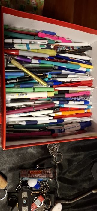 Conjunto de canetas de diversas cores e modelos. "Mais de 100"