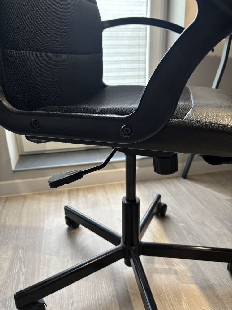 Krzeslo biurkowe i biurko ikea