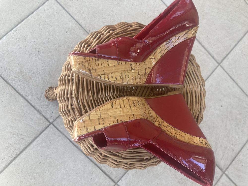 Buty damskie lakierki czerwone Jenniferna koturnie, oryginalne,wygodne