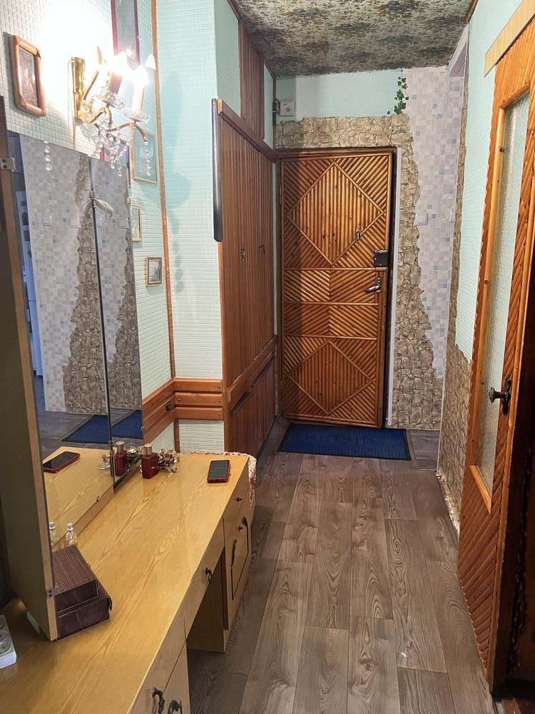 Продаю от хозяина Трехкомнатную квартиру чешка Соляные
