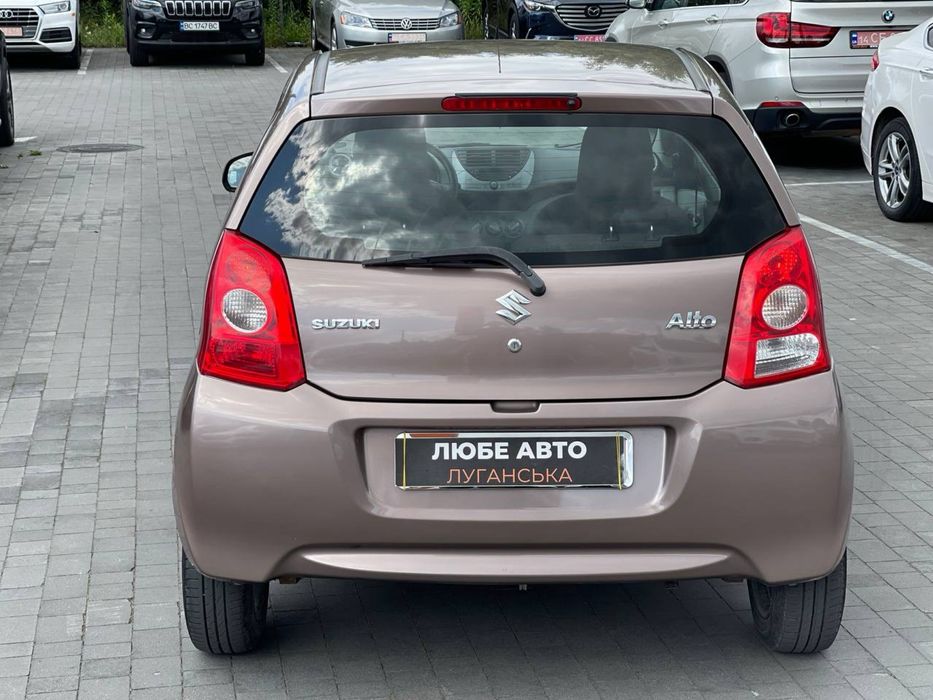 Suzuki Alto автомобіль