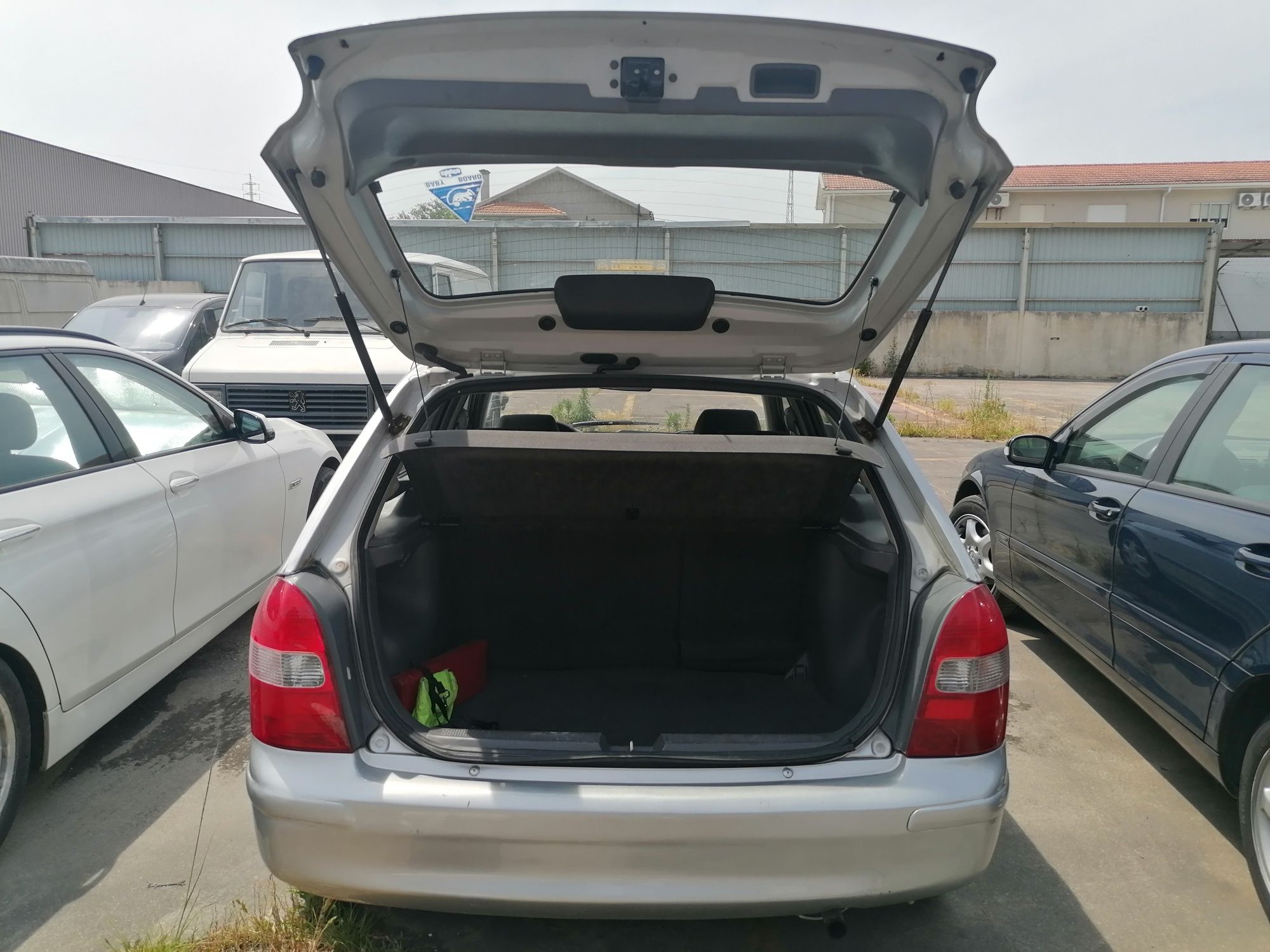 Mazda com motor partido