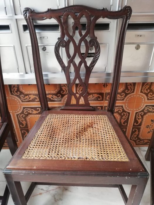 4 cadeiras e 2 cadeiroes em mogno com o assento em palhinha