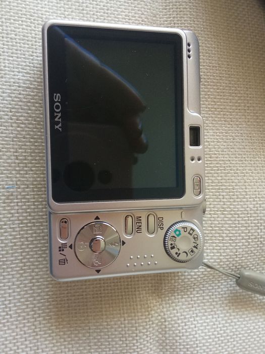 Máquina digital da Sony, carregador e leitor de cartões