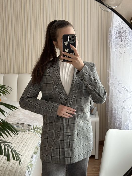 Сірий піджак в клітинку