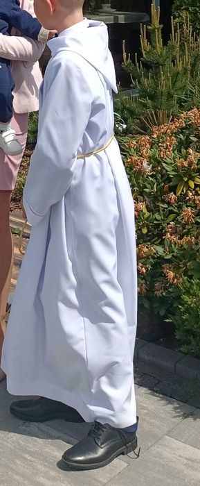 Alba chłopięca rozm. 152 z kapturem, kołnierzem i złotymi dodatkami