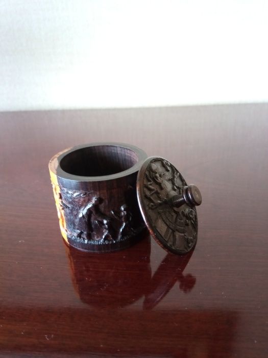 Pequeno pote em madeira finamente trabalhada