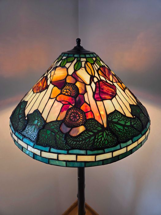 Lampa Tiffany stojaca - podlogowa – mosiezna noga, ręcznie zdobiona.