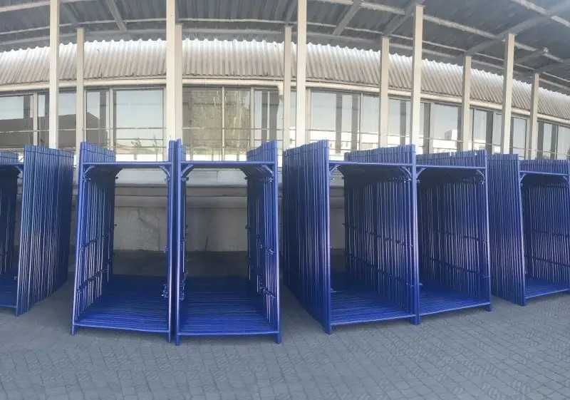 Ліса. Риштовка. Вишка тура. Строительные леса. Будівельне риштування.