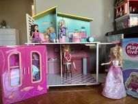 Domek dla lalek + lalki + szafa + akcesoria
