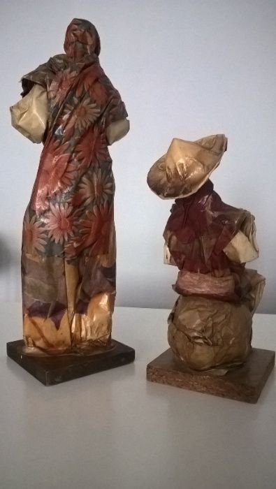 Duas figuras em papier maché.Trabalho artesanal.