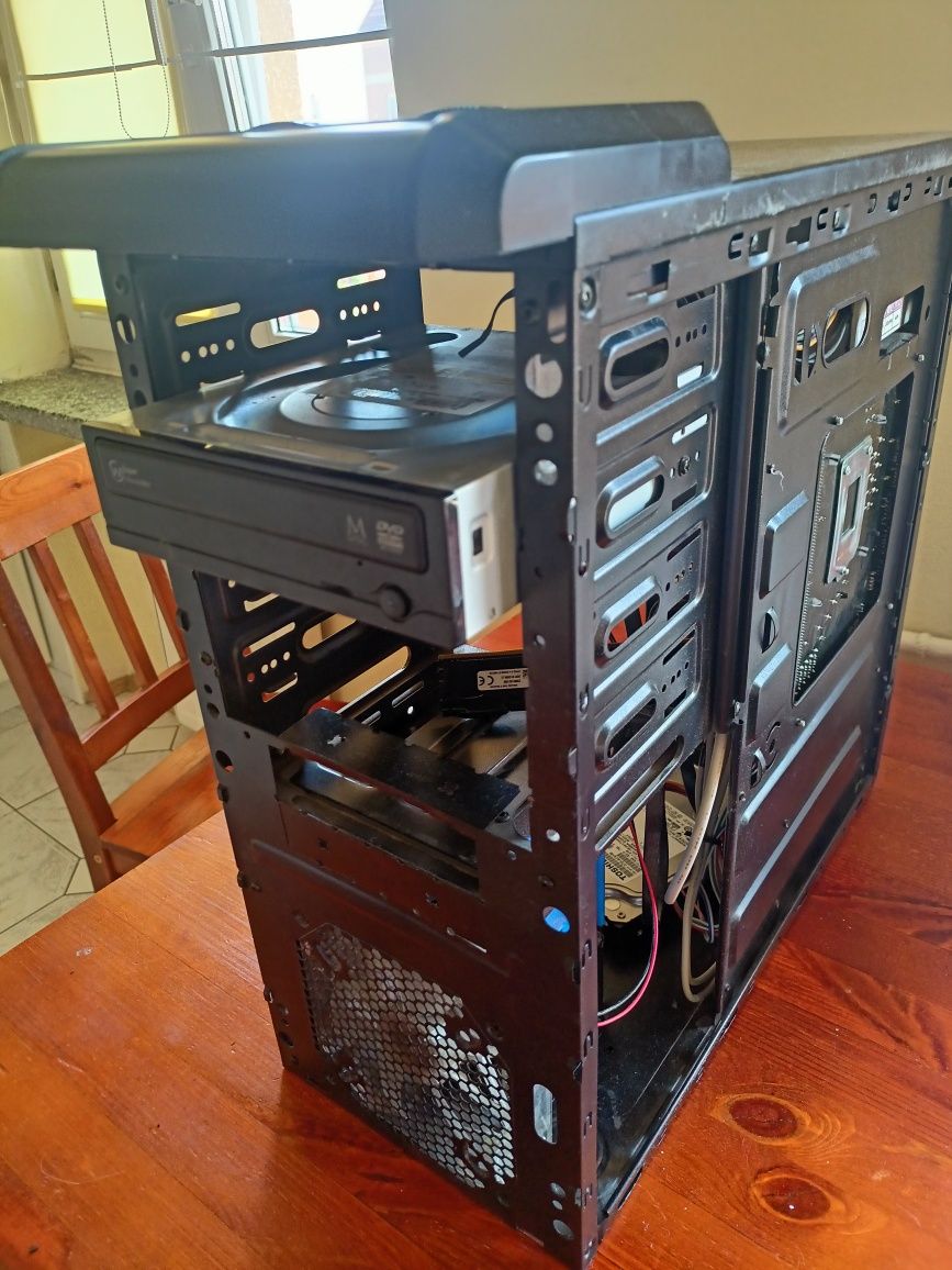 Komputer Na cześci lub do podstawowej gry
Procesor: Intel Xeon