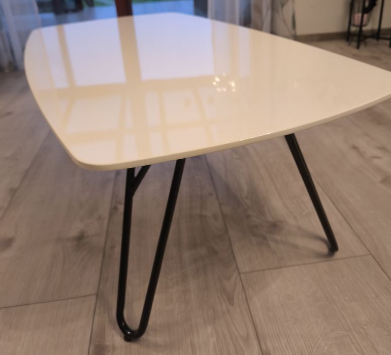 Stolik kawowy bialy lakierowany, czarne nóżki