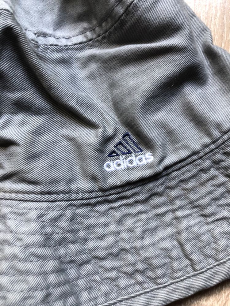 Панама від бренду adidas з логотипом спереду