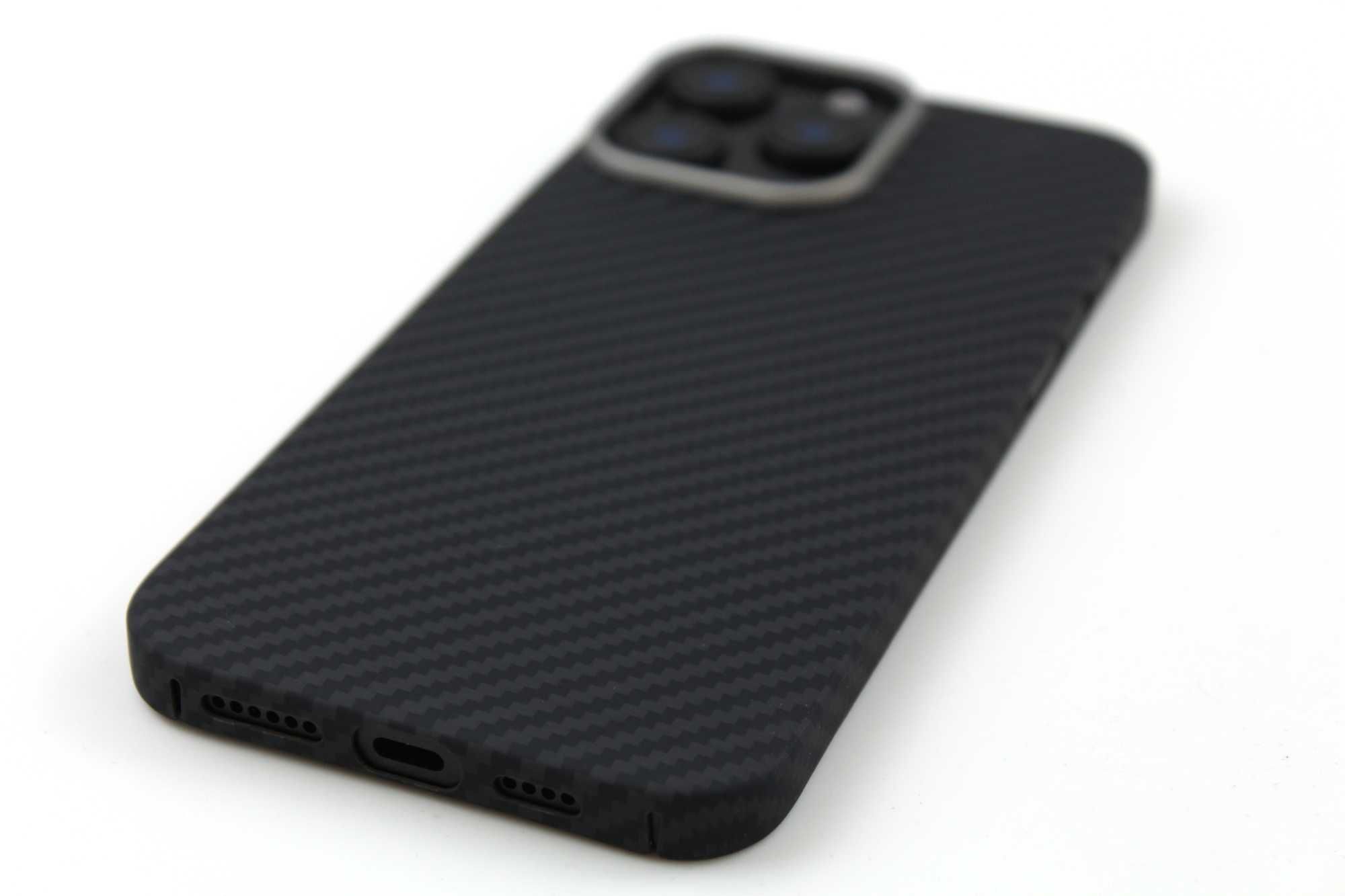 Чехол из настоящего карбона для iPhone 16 Pro Max