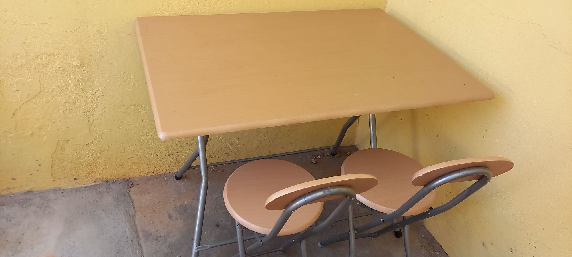 Mesinha com banquetas