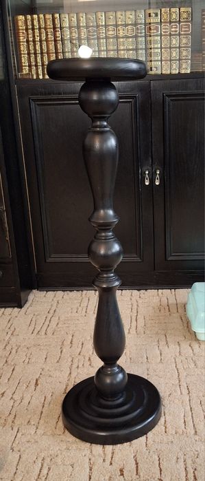 wysoki czarny drewniany stojak na kwiaty z ozdobną nóżką 82 cm